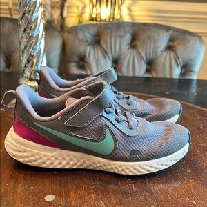 Nike Kids' Gray and Pink Athletic Shoes 2y